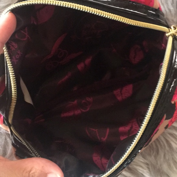 Pretty floral Betsey Johnson cosmetic bag - Picture 4 of 4